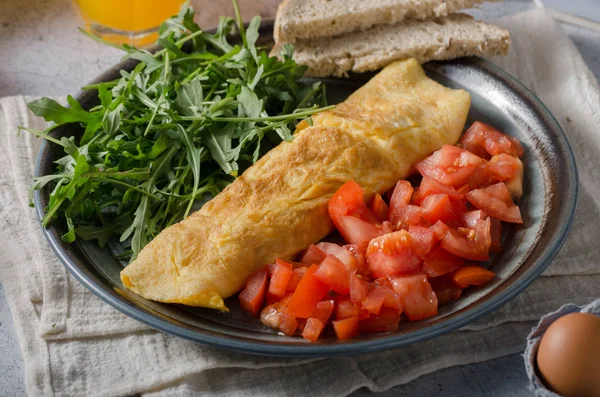 Perfecte Eieren Omelet Met Groente Salade Verse Rucola Sap — Stockfoto