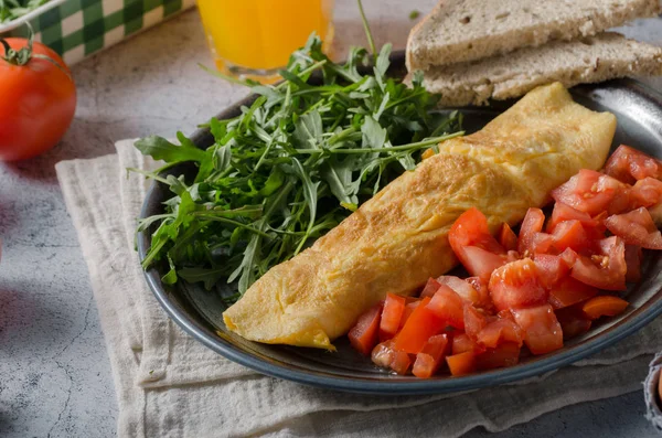 Frittata Uova Perfette Con Insalata Verdure Rucola Fresca Succo Frutta — Foto Stock