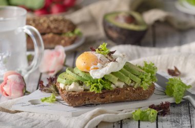 Ev yapımı avokado haşlanmış yumurta sandviç kepekli ekmek, yiyecek fotoğraf