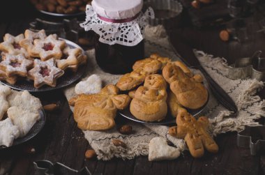 Noel zamanı, ev yapımı Noel çerezleri vintage tarzı, lezzetli kurabiyeler