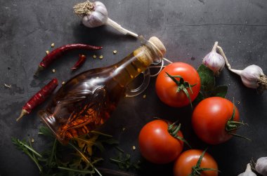 Lezzetli zeytin yağı içinde taze ve baharatlı biber ile