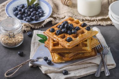 Gevrek ev yapımı gözleme akçaağaç şurubu meyveleri ile tepesinde