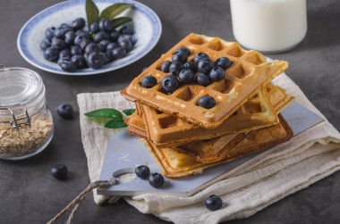 Gevrek ev yapımı gözleme akçaağaç şurubu meyveleri ile tepesinde