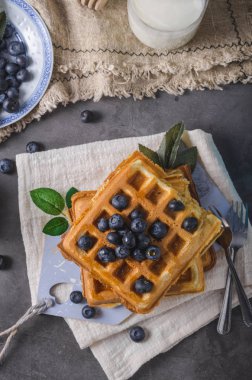 Gevrek ev yapımı gözleme akçaağaç şurubu meyveleri ile tepesinde