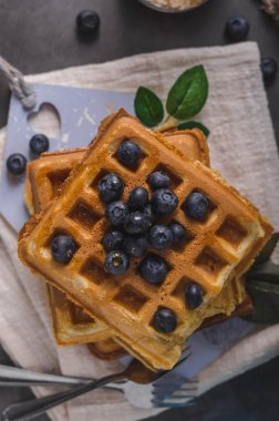 Gevrek ev yapımı gözleme akçaağaç şurubu meyveleri ile tepesinde