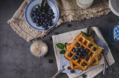 Gevrek ev yapımı gözleme akçaağaç şurubu meyveleri ile tepesinde