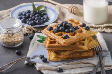 Gevrek ev yapımı gözleme akçaağaç şurubu meyveleri ile tepesinde