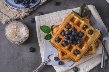 Gevrek ev yapımı gözleme akçaağaç şurubu meyveleri ile tepesinde