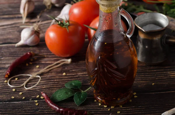 Lezzetli zeytin yağı içinde taze ve baharatlı biber ile