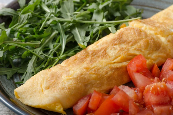 Perfecte Eieren Omelet Met Groente Salade Verse Rucola Sap — Stockfoto