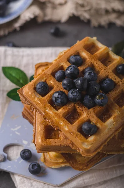Gevrek ev yapımı gözleme akçaağaç şurubu meyveleri ile tepesinde