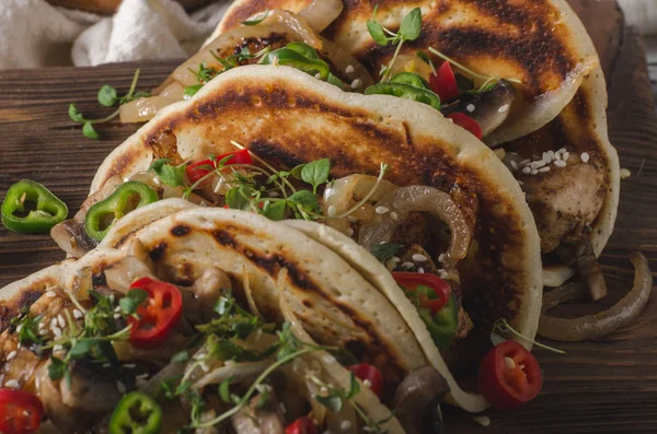 Leziz Yemek Yapımı Taco Kabukları Taze Baharatlı Biber Tavuk Otlar — Stok fotoğraf