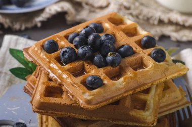 Gevrek ev yapımı gözleme akçaağaç şurubu meyveleri ile tepesinde