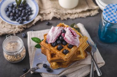 Gevrek ev yapımı gözleme akçaağaç şurubu meyveleri ile tepesinde