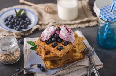 Gevrek ev yapımı gözleme akçaağaç şurubu meyveleri ile tepesinde