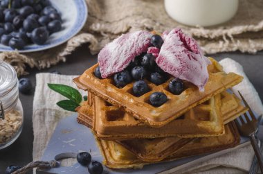 Gevrek ev yapımı gözleme akçaağaç şurubu meyveleri ile tepesinde