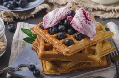 Gevrek ev yapımı gözleme akçaağaç şurubu meyveleri ile tepesinde