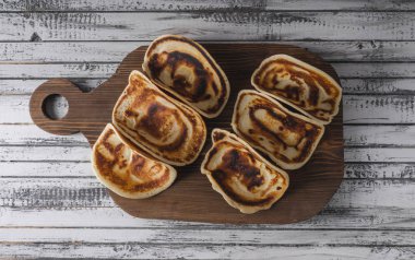 Ev yapımı taco kabukları, gevrek ve leziz ahşap arka plan üzerinde