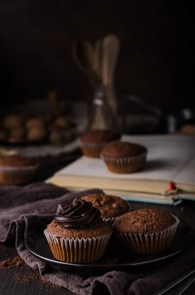 Hausgemachte Schokoladenmuffins Mit Schokoladenbelag Leckerem Und Einfachem Dessert — Stockfoto