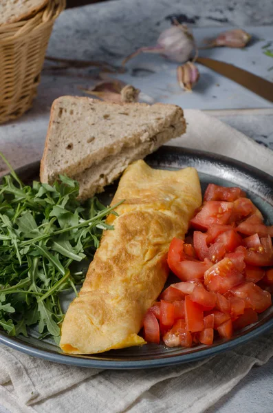 Tortilla Huevos Perfecta Con Ensalada Verduras Rúcula Fresca Jugo —  Fotos de Stock