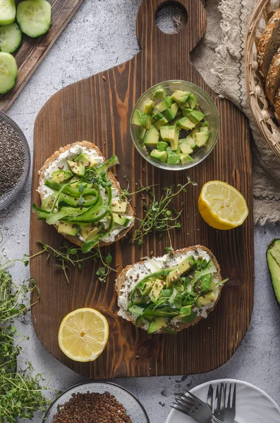 Delish Fresh Cheese Crisp Bread Fresh Cheese Avocado Cucumber Healthy — Stock Photo, Image