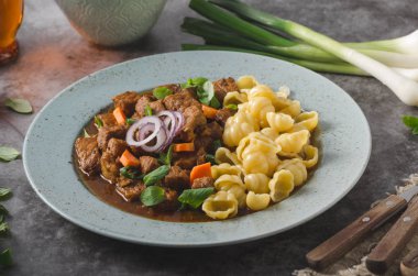 Ev yapımı makarna ve otlar ile yavaş yavaş pişmiş lezzetli güveç