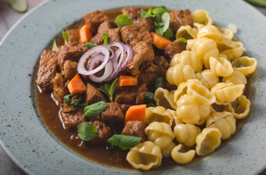 Ev yapımı makarna ve otlar ile yavaş yavaş pişmiş lezzetli güveç