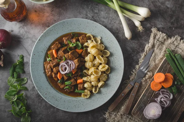 Ev yapımı makarna ve otlar ile yavaş yavaş pişmiş lezzetli güveç