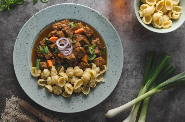 Ev yapımı makarna ve otlar ile yavaş yavaş pişmiş lezzetli güveç