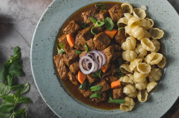 Delish Gryta Tillagad Långsamt Med Hemgjord Pasta Och Örter — Stockfoto