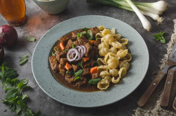 Ev yapımı makarna ve otlar ile yavaş yavaş pişmiş lezzetli güveç