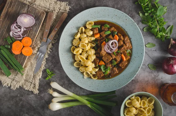 Ev yapımı makarna ve otlar ile yavaş yavaş pişmiş lezzetli güveç