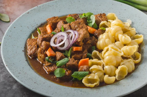 Ev yapımı makarna ve otlar ile yavaş yavaş pişmiş lezzetli güveç