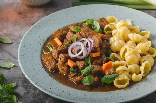 Ev yapımı makarna ve otlar ile yavaş yavaş pişmiş lezzetli güveç