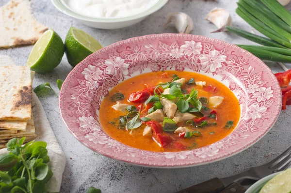 Comida Indiana Picante Deliciosa Com Legumes Frescos Suco Limão Interior — Fotografia de Stock