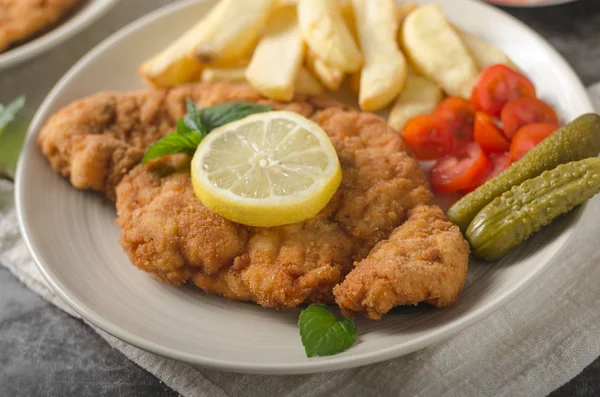 Schnitzel tedesco fatto in casa con sottaceti — Foto Stock