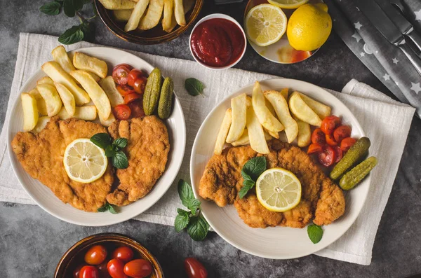 Zelfgemaakte Duitse schnitzel met augurken — Stockfoto