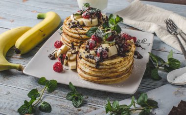 Ev yapımı çikolatalı muzlu pankek 