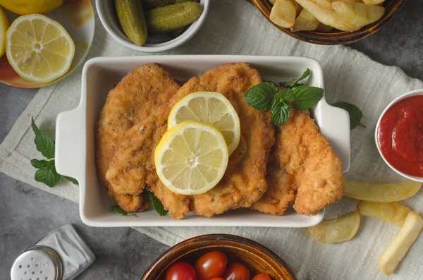 Schnitzel alemão caseiro com picles — Fotografia de Stock