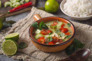 Lezzetli ev yapımı yeşil köri