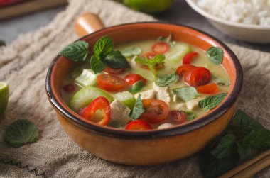 Lezzetli ev yapımı yeşil köri