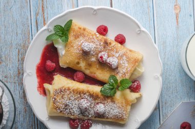 Taze meyve ile peynir blintzes gözleme