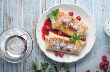 Taze meyve ile peynir blintzes gözleme