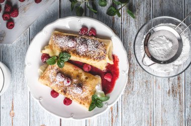 Taze meyve ile peynir blintzes gözleme