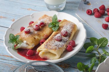 Taze meyve ile peynir blintzes gözleme