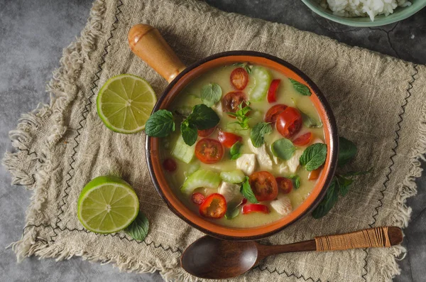 Lezzetli ev yapımı yeşil köri