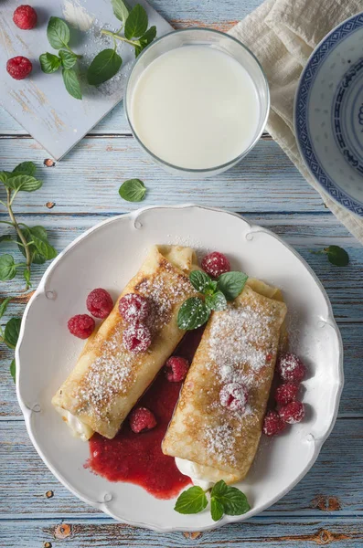 Formaggio blintzes frittelle con frutta fresca — Foto Stock