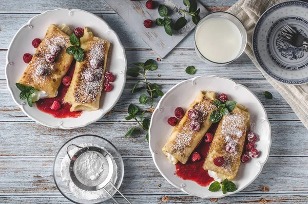 Queso blintzes panqueques con fruta fresca —  Fotos de Stock