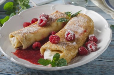 Taze meyve ile peynir blintzes gözleme