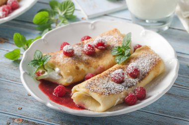Taze meyve ile peynir blintzes gözleme